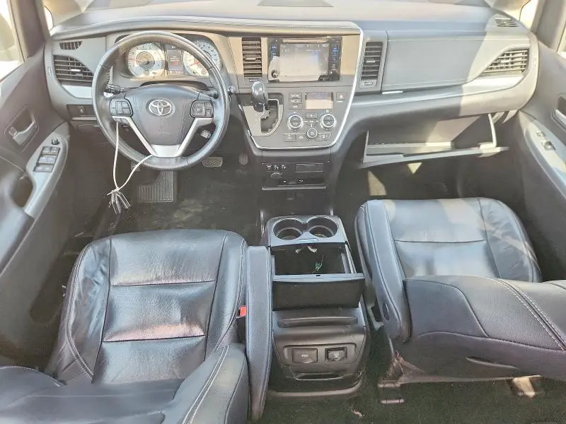 2017 TOYOTA SIENNA SE  