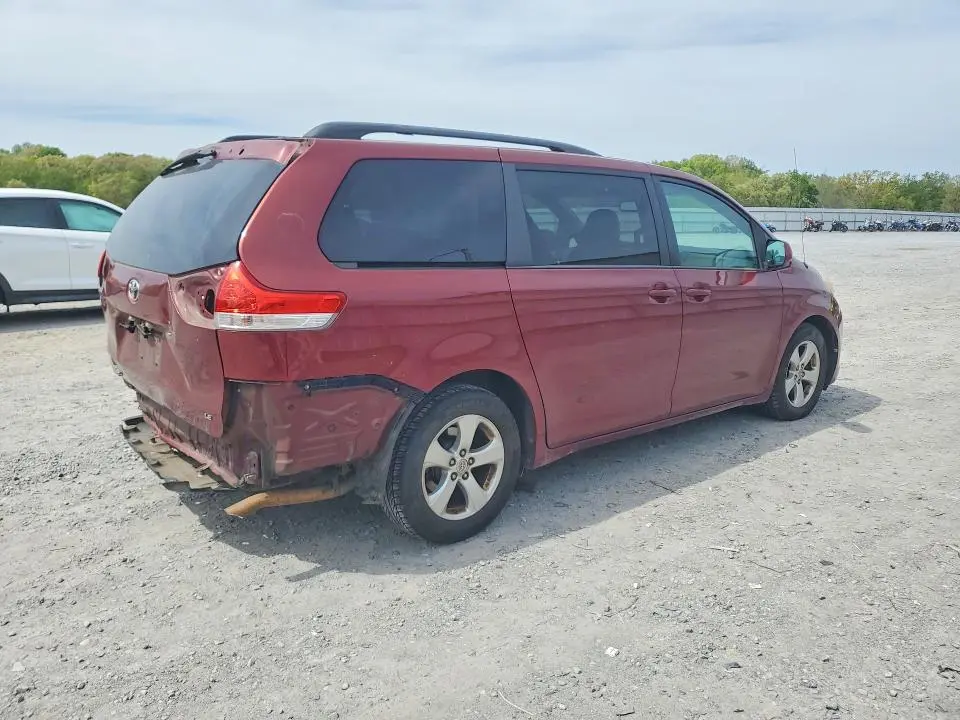 2013 TOYOTA SIENNA LE 8-PASSENGER  