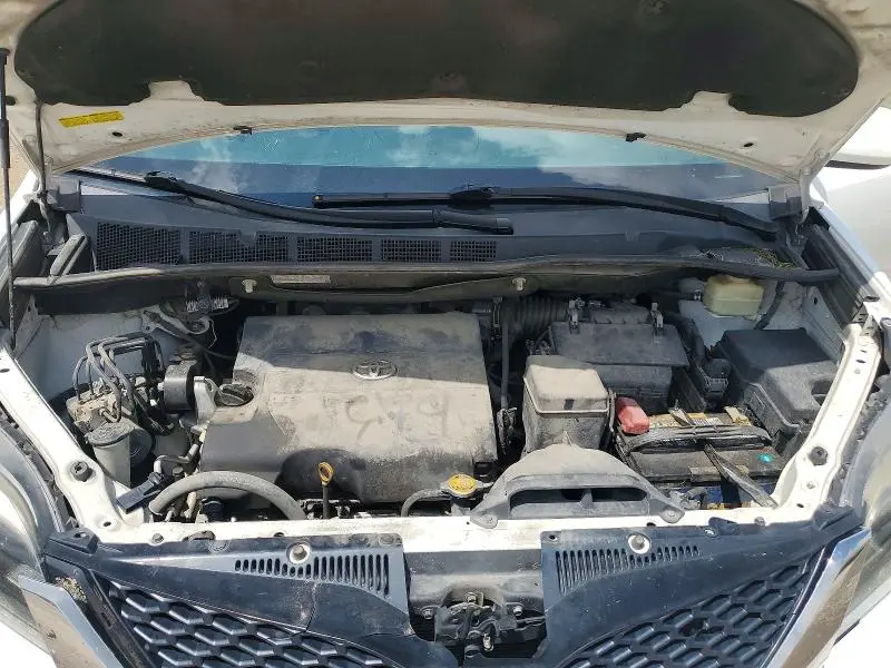 2016 TOYOTA SIENNA SE  