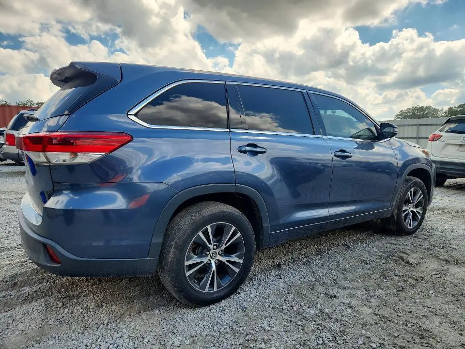 2017 TOYOTA HIGHLANDER LE  
