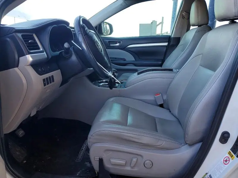 2019 TOYOTA HIGHLANDER SE  