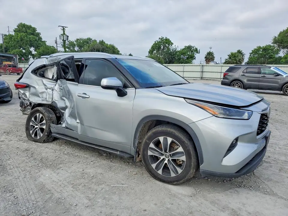 2021 TOYOTA HIGHLANDER XLE  