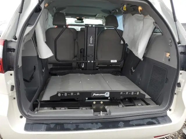 2018 TOYOTA SIENNA XLE  