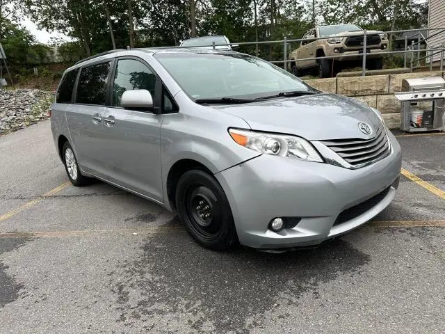 2017 TOYOTA SIENNA XLE  