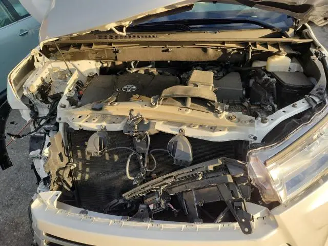 2017 TOYOTA HIGHLANDER SE  