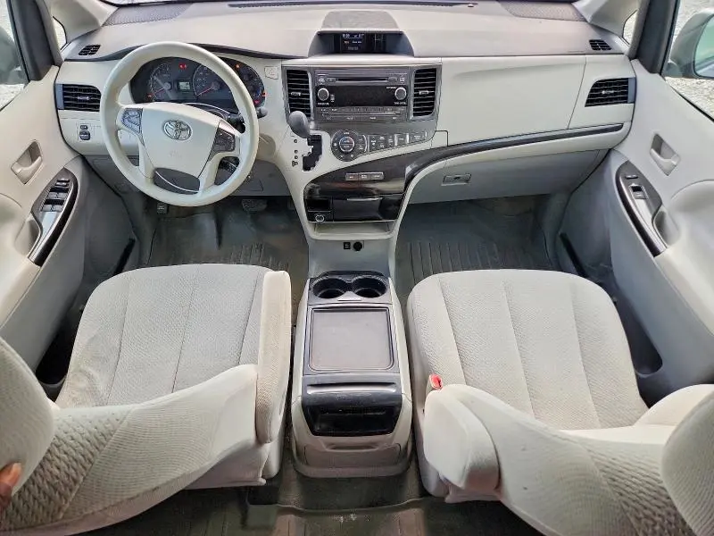 2013 TOYOTA SIENNA LE  