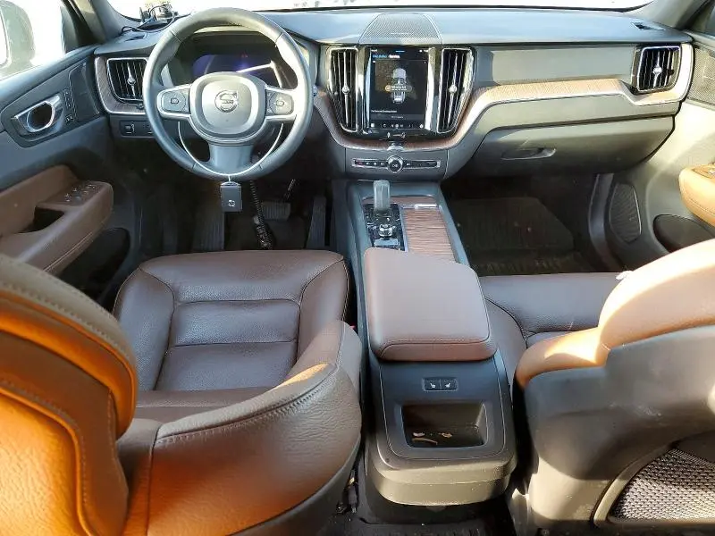 2022 VOLVO XC60 B5 MOMENTUM  