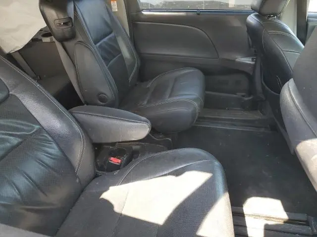 2017 TOYOTA SIENNA SE  