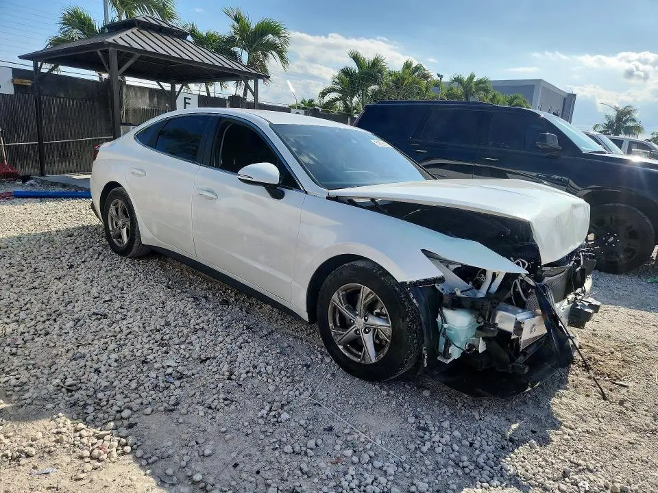 2023 HYUNDAI SONATA SE  