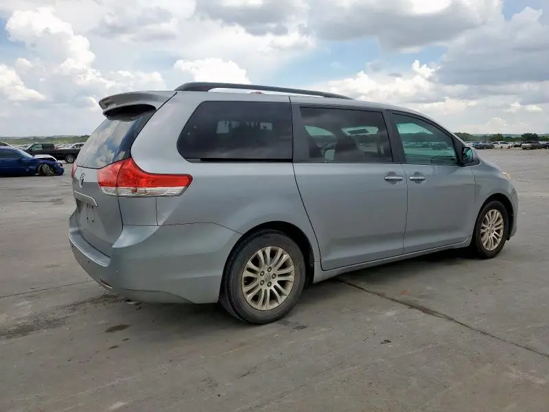 2011 TOYOTA SIENNA XLE  