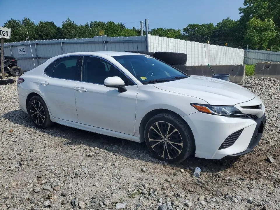 2018 TOYOTA CAMRY SE  