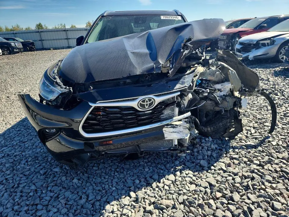 2021 TOYOTA HIGHLANDER XLE  