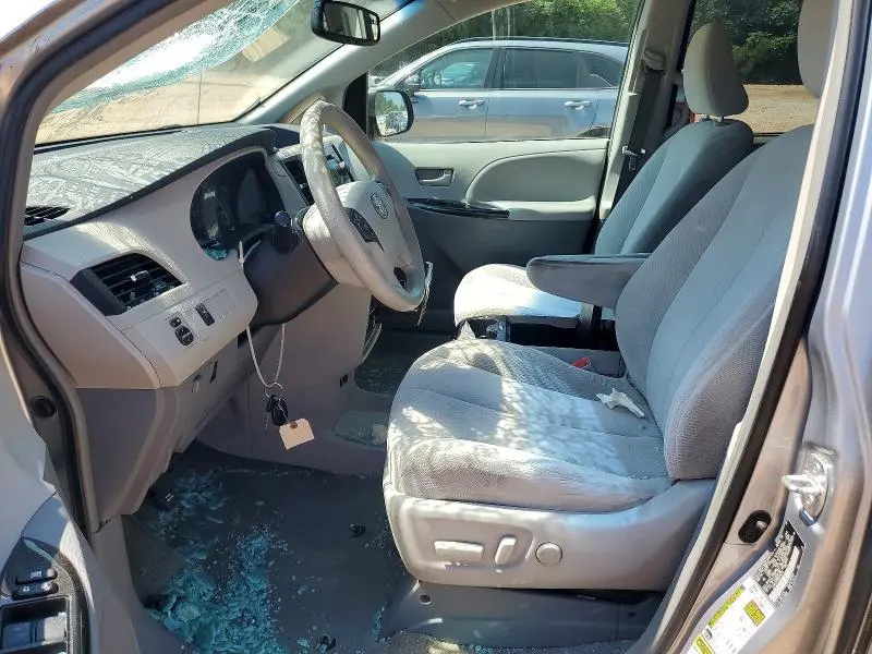 2013 TOYOTA SIENNA LE  
