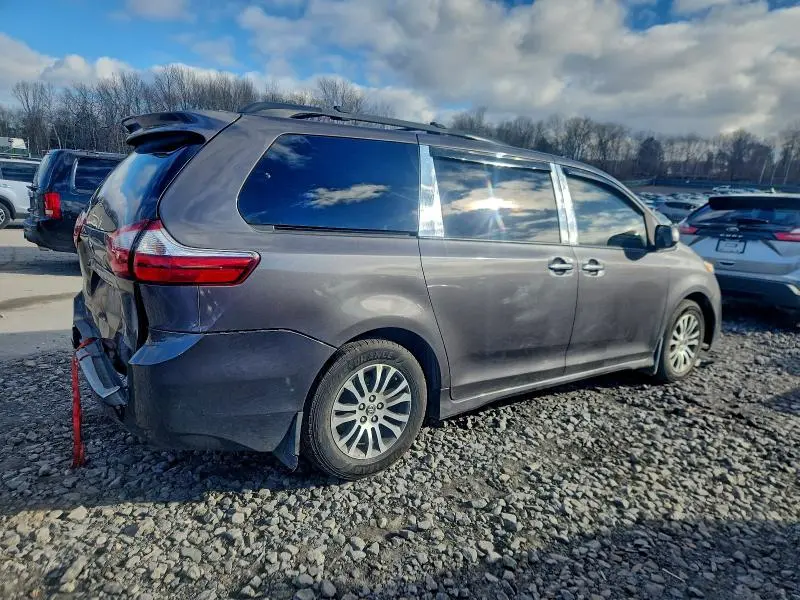2018 TOYOTA SIENNA XLE  