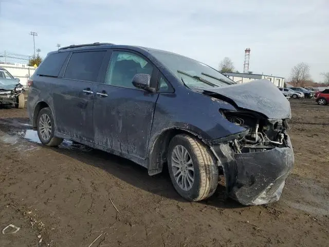 2018 TOYOTA SIENNA XLE  