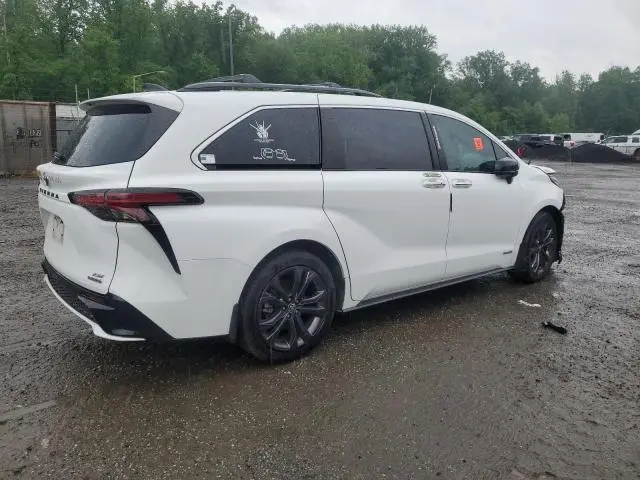2021 TOYOTA SIENNA XSE  