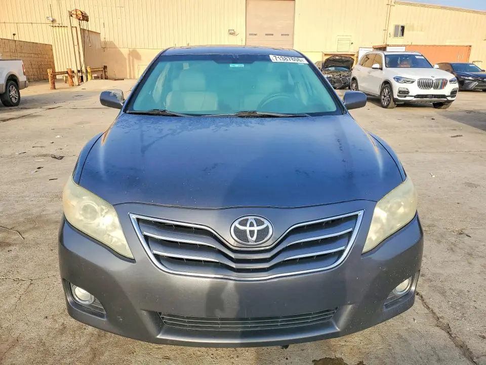 2011 TOYOTA CAMRY XLE V6  
