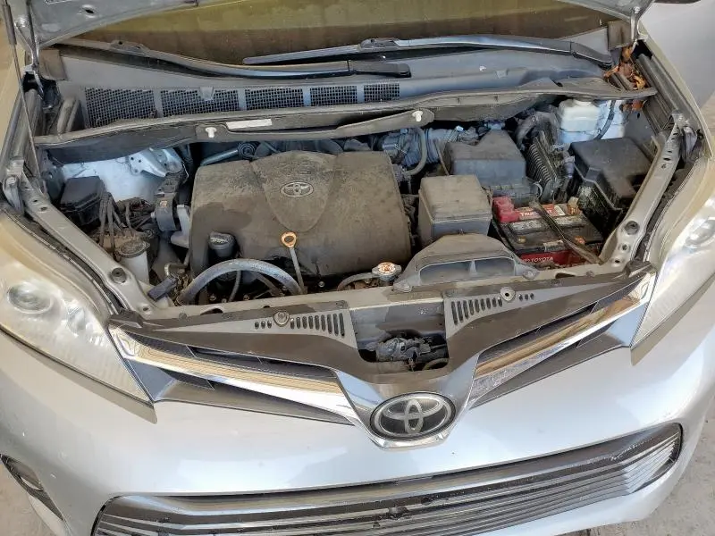 2019 TOYOTA SIENNA XLE  