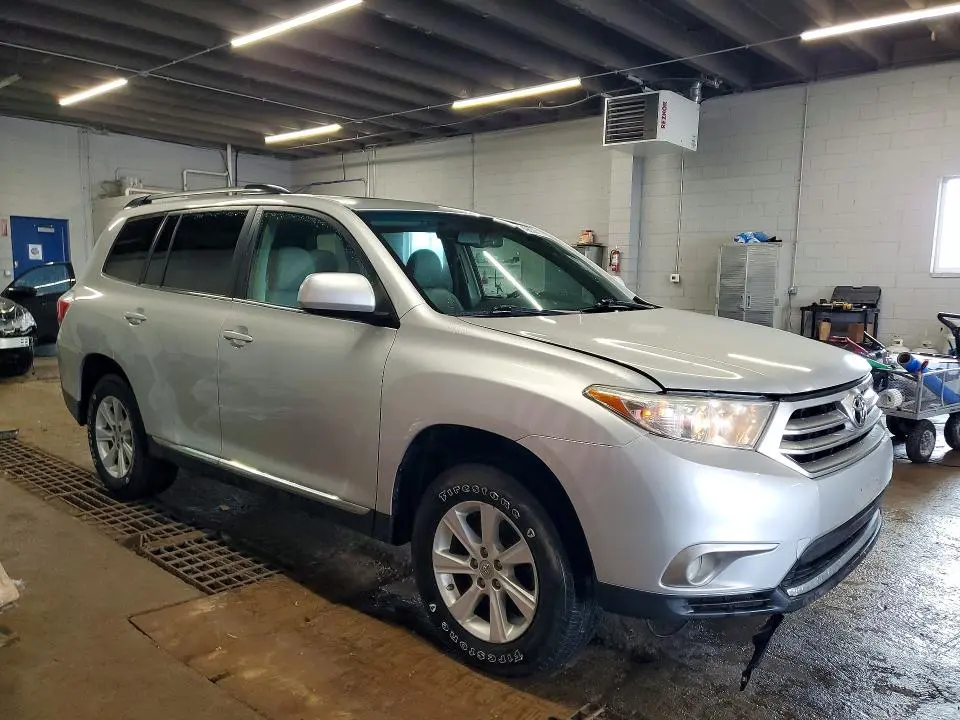 2011 TOYOTA HIGHLANDER SE  