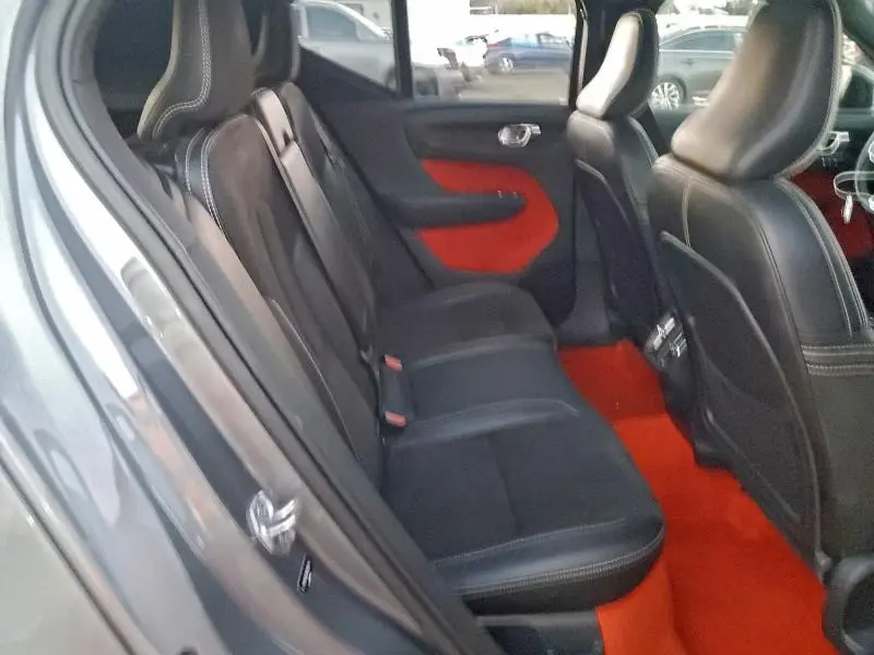 2019 VOLVO XC40 T5 MOMENTUM  