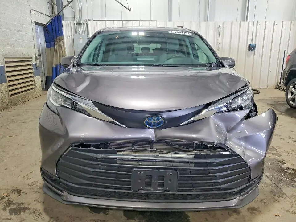 2021 TOYOTA SIENNA LE  