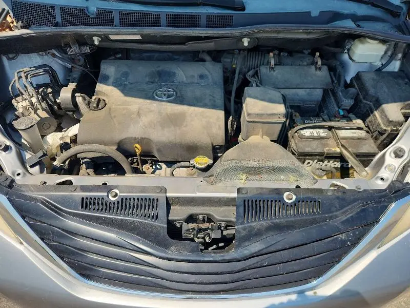 2013 TOYOTA SIENNA LE  