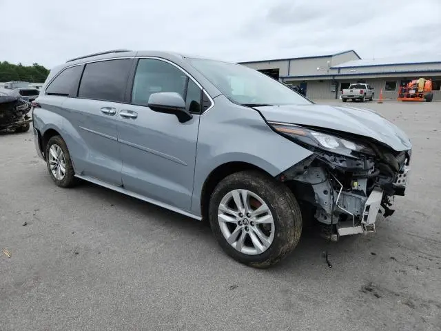 2022 TOYOTA SIENNA XLE  