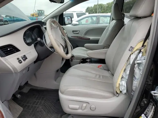 2014 TOYOTA SIENNA XLE  