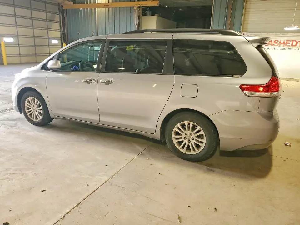 2013 TOYOTA SIENNA XLE  