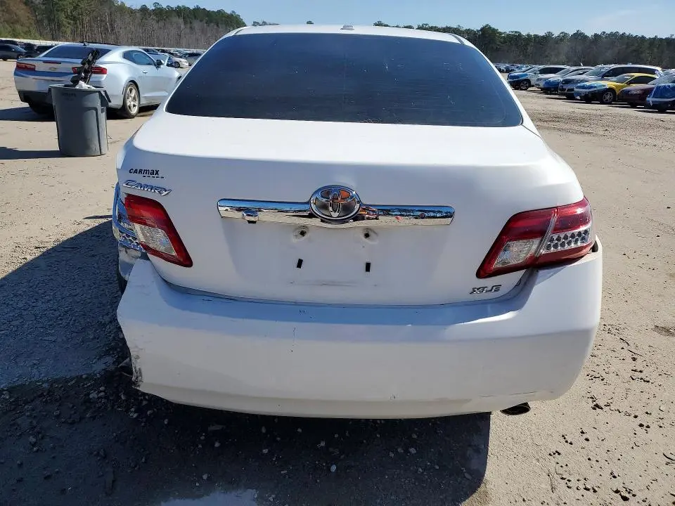 2011 TOYOTA CAMRY XLE V6  