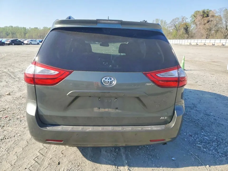 2018 TOYOTA SIENNA   