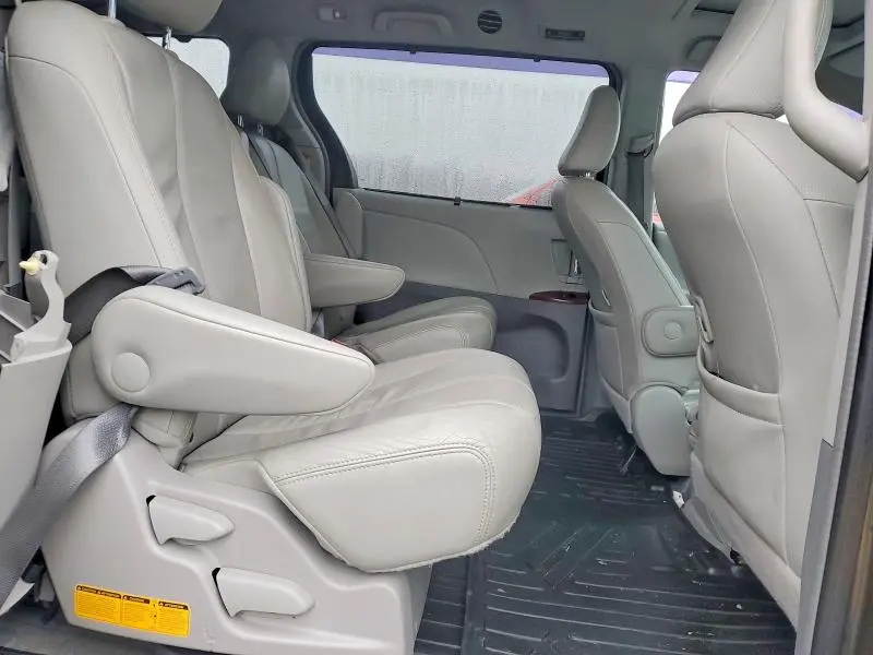 2014 TOYOTA SIENNA XLE 8-PASSENGER  
