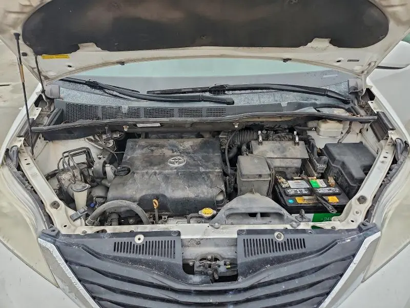 2011 TOYOTA SIENNA LE  