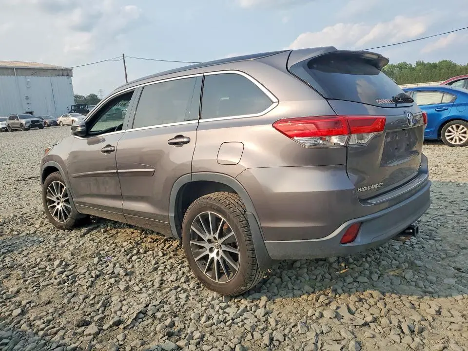 2017 TOYOTA HIGHLANDER SE  
