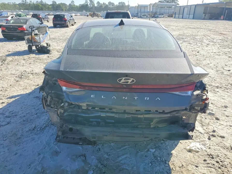 2025 HYUNDAI ELANTRA SE  