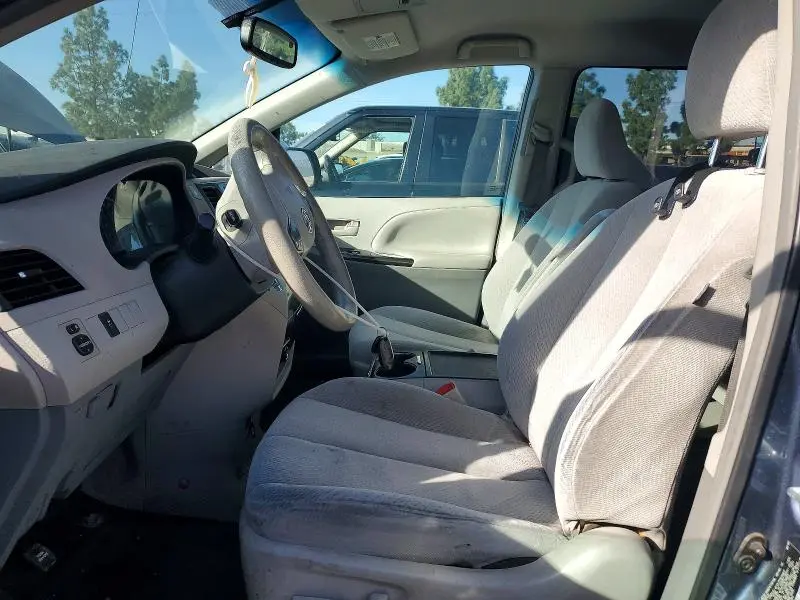 2013 TOYOTA SIENNA LE  