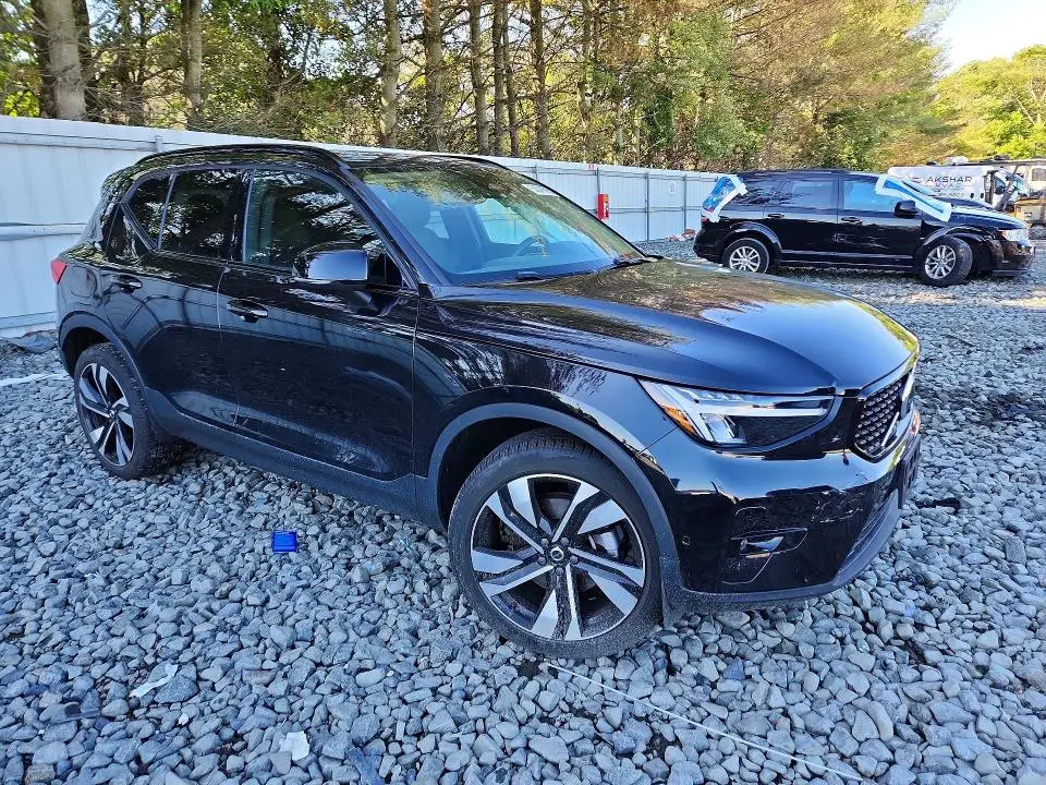 2024 VOLVO XC40 PLUS  