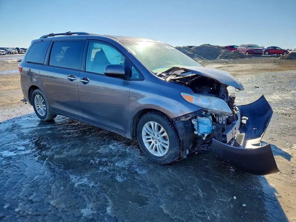 2016 TOYOTA SIENNA XLE  