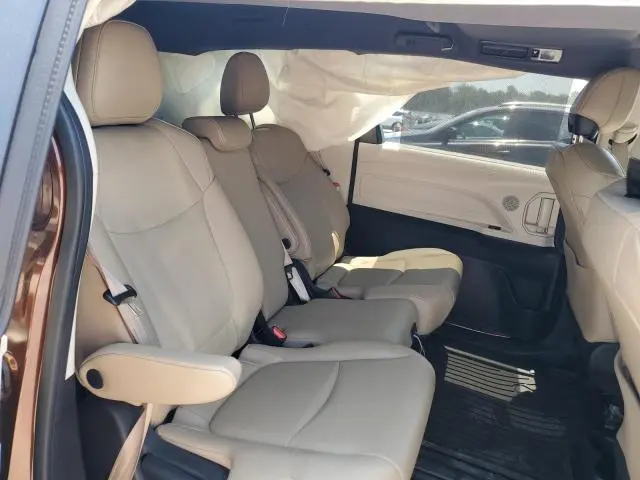 2021 TOYOTA SIENNA XLE  