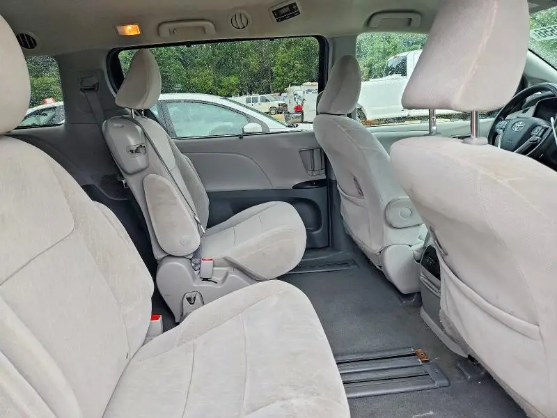 2019 TOYOTA SIENNA LE  