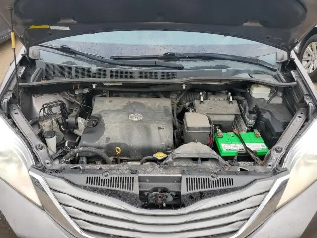 2013 TOYOTA SIENNA XLE  