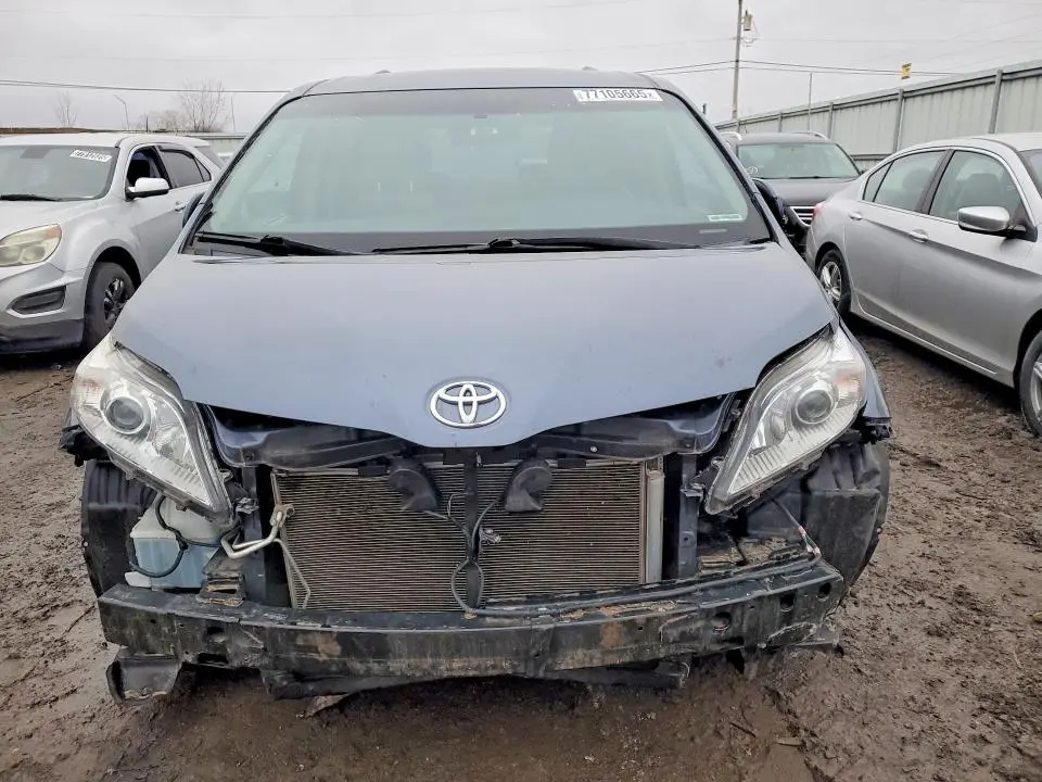 2015 TOYOTA SIENNA LE  