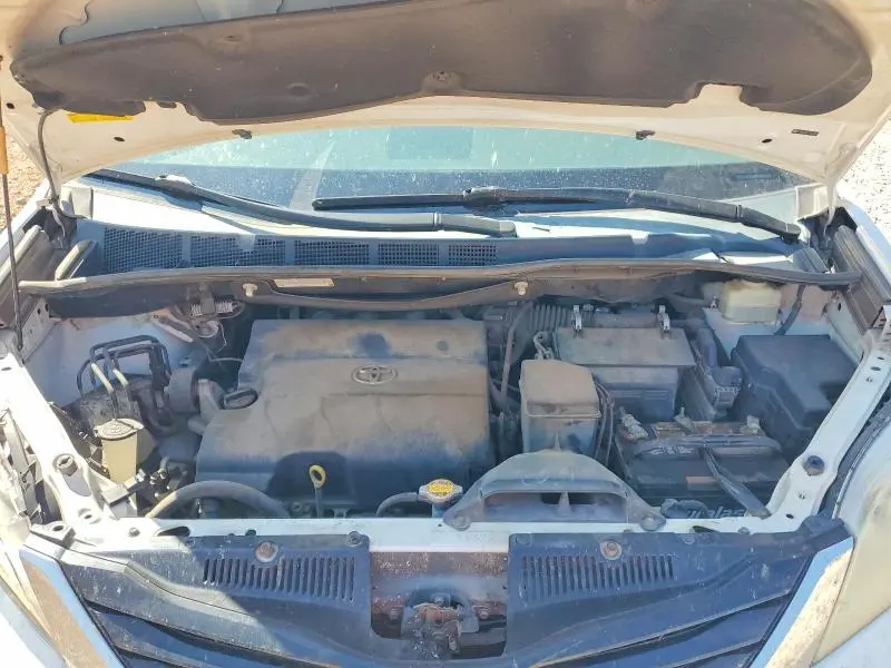 2014 TOYOTA SIENNA LE  