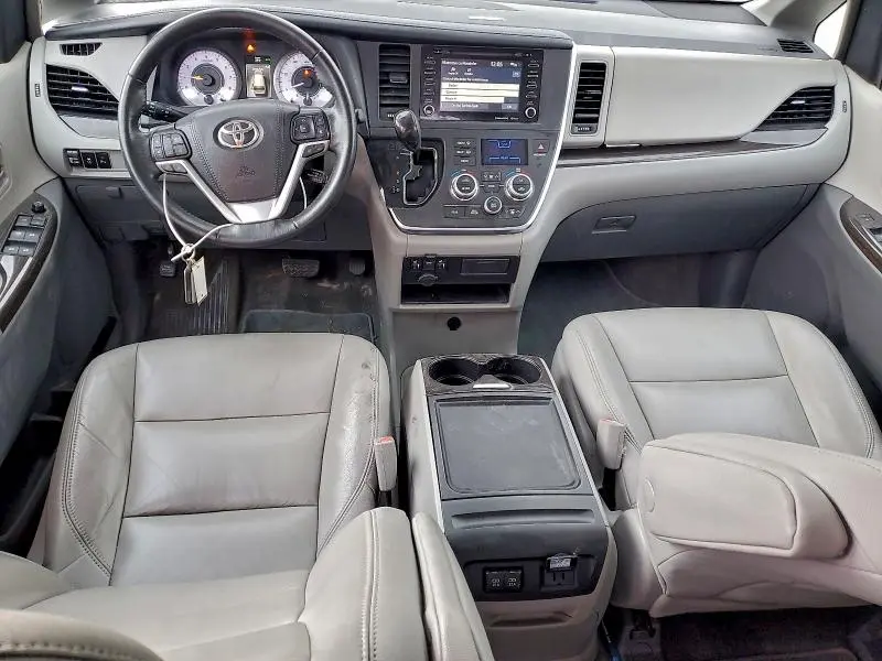 2019 TOYOTA SIENNA XLE  