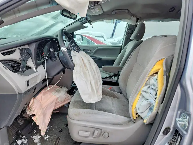 2015 TOYOTA SIENNA LE  