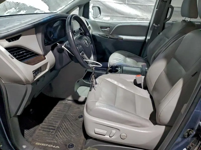 2017 TOYOTA SIENNA XLE  