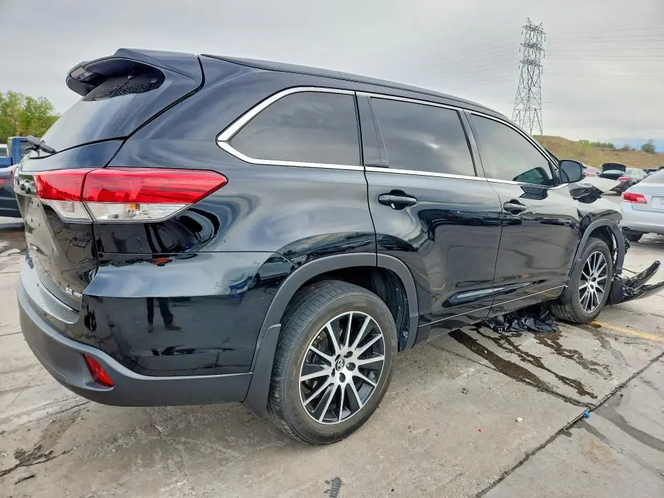 2018 TOYOTA HIGHLANDER SE  