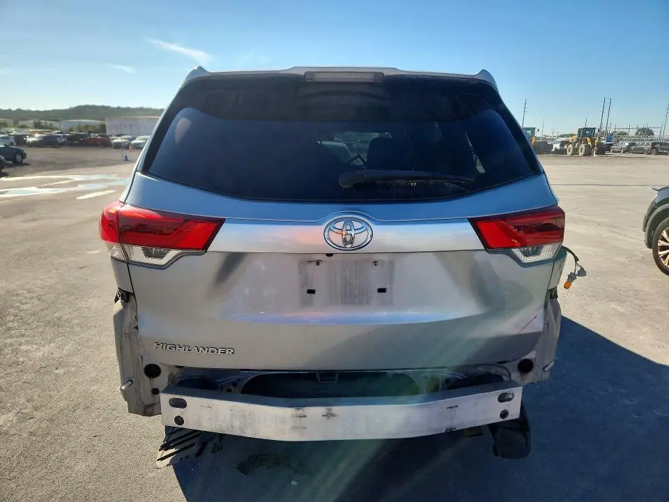 2017 TOYOTA HIGHLANDER LE  