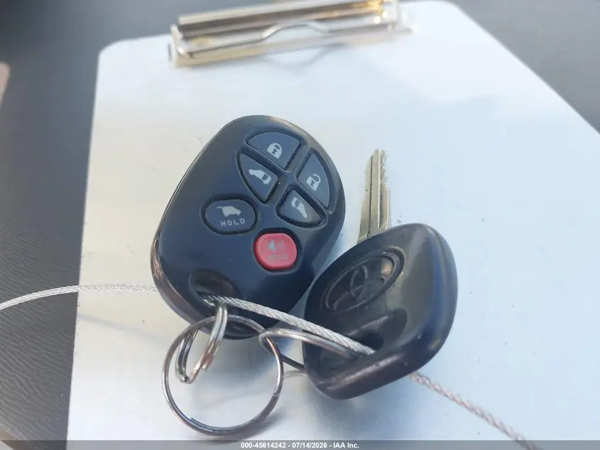 2011 TOYOTA SIENNA XLE V6