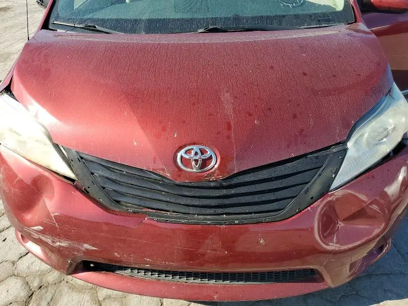 2013 TOYOTA SIENNA LE  
